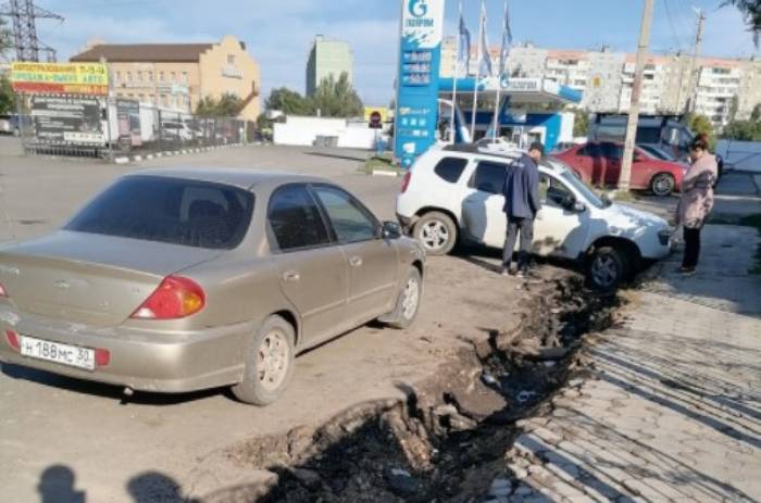В Астрахани машина влетела в раскопанную траншею
