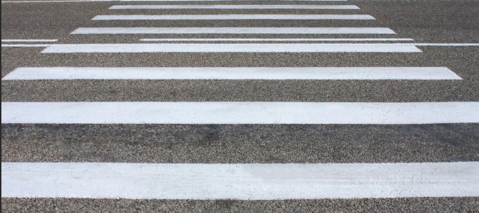 В Астрахани пенсионерка за рулем иномарки сбила девушку на «зебре» 