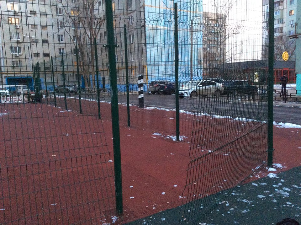 Астраханцы испортили новую спортивную площадку