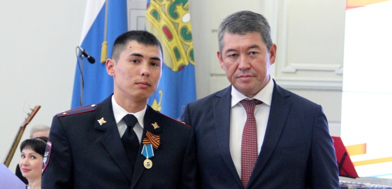 В Астрахани полицейский, спасший пятерых малышей из огня, получил Медаль ордена