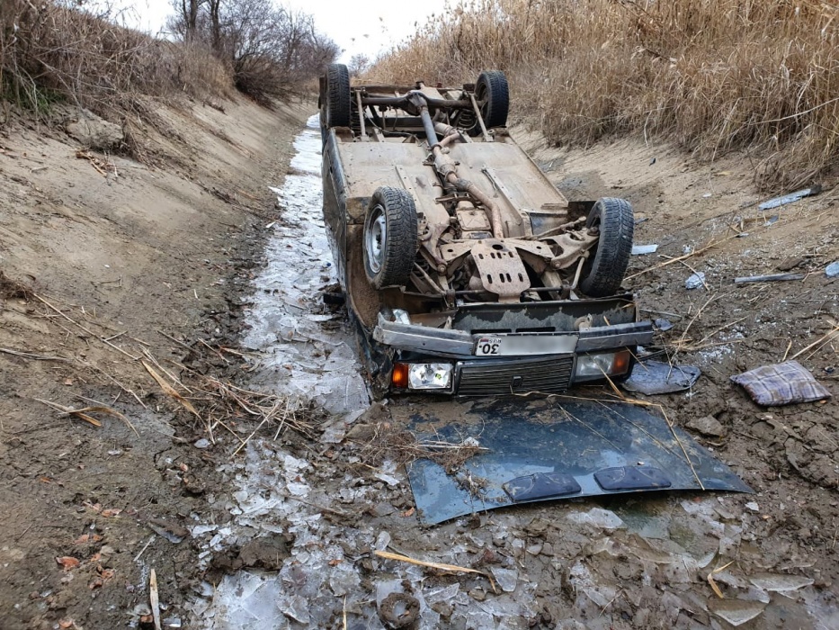 В Астраханской области ВАЗ опрокинулся в водогон, есть пострадавшие