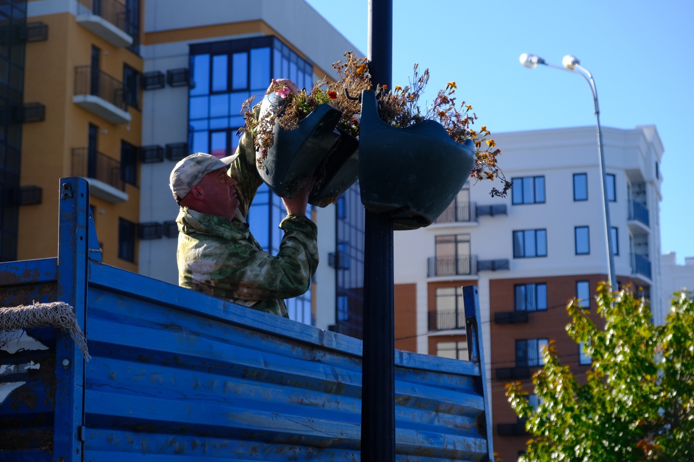 Вазоны с цветами убирают из парков и скверов Астрахани