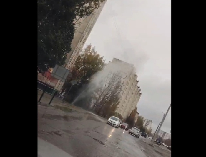 В Астрахани вновь из-под земли пробился гейзер: видео аква-шоу