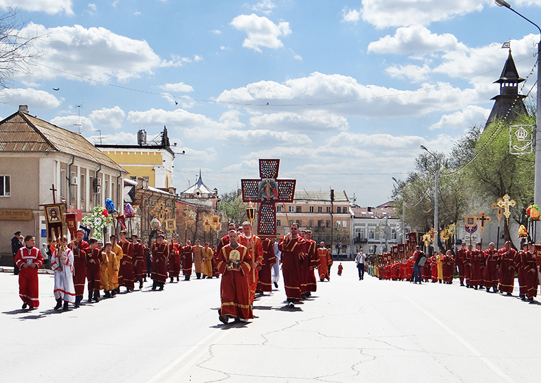 Крестный ход и пасхальные гуляния в Астрахани. Фотоотчет
