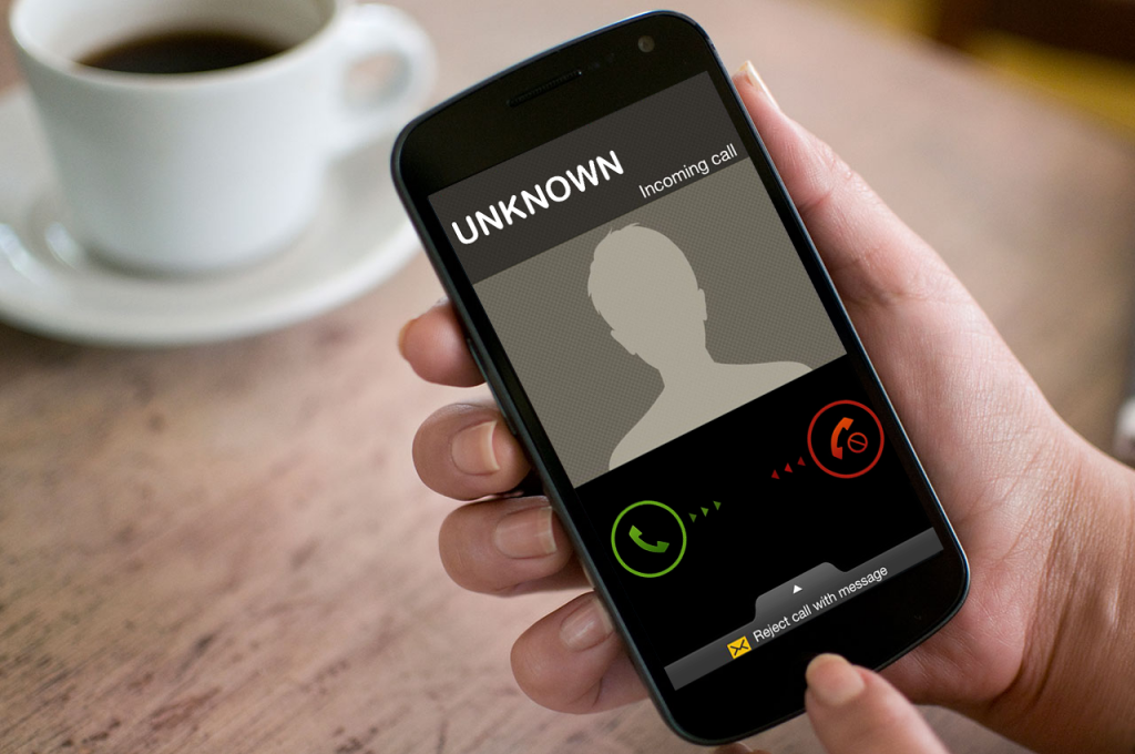 Астраханцы массово ведутся на уловки мошенников и остаются с носом