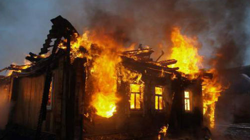 В трех районах Астраханской области за ночь сгорели дом, баня и заброшенное здание. Спасены 7 человек