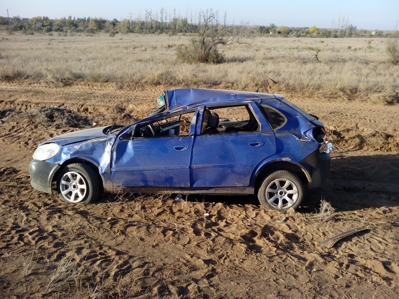 На астраханской трассе опрокинулась иномарка: трое пострадавших