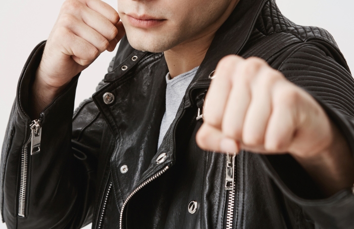 В Астрахани подросток избил прохожего и не отданные ему деньги «компенсировал» мобильником