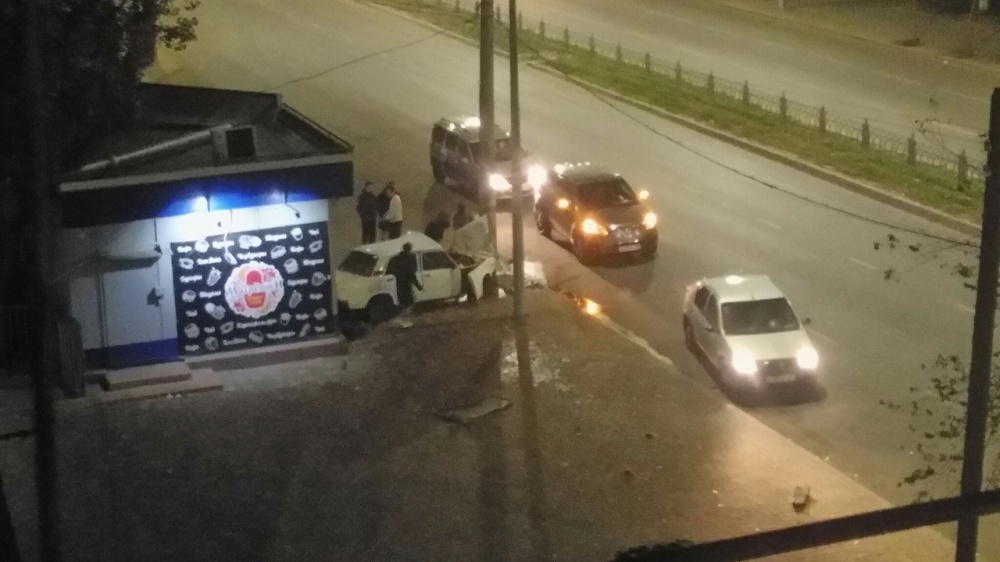В Астрахани ВАЗ въехал в кафе и столб