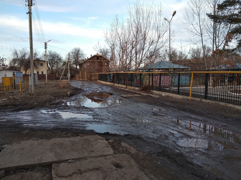 Одну из улиц Астрахани на протяжении нескольких лет заливает нечистотами