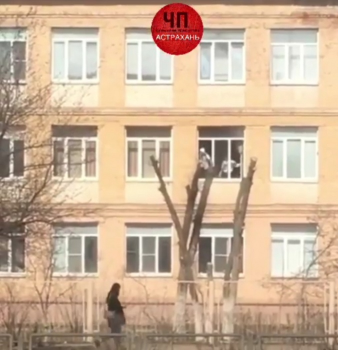 В одной из школ Астрахани дети вставали на подоконник и вылазили из окон (ВИДЕО)
