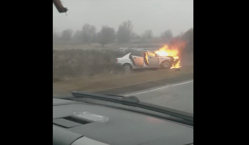 На астраханской трассе произошла серьёзная авария, одна машина сгорела