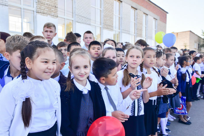 Игорь Мартынов поздравил камызякских первоклассников с Днем знаний