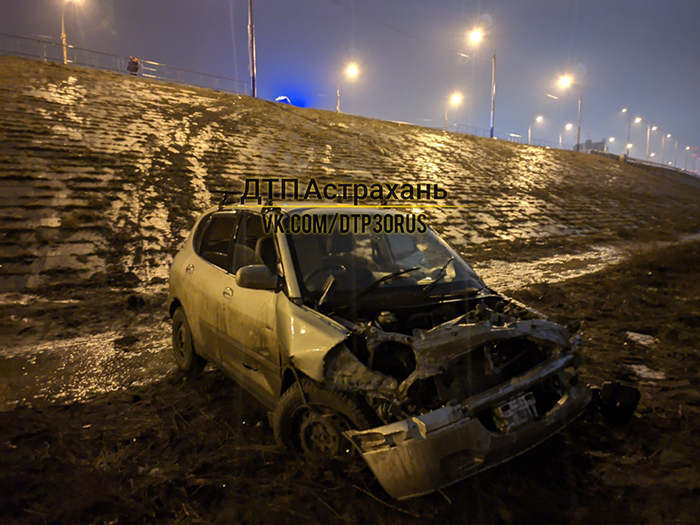В Астрахани нетрезвый водитель улетел с Нового моста