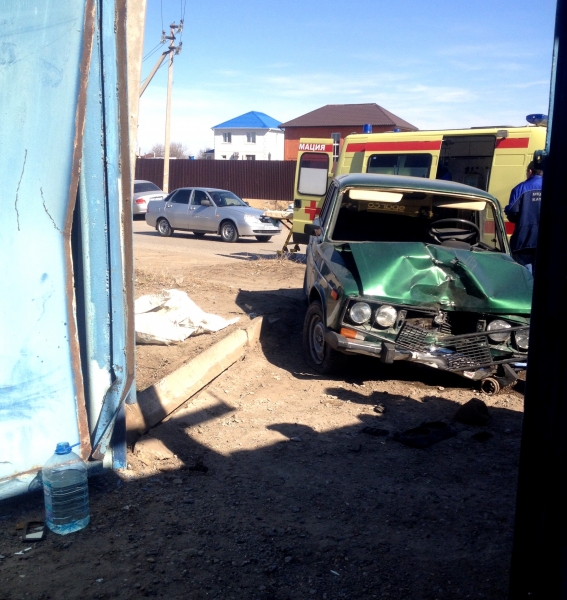 В Астрахани автомобиль прижал пешехода к забору: мужчина получил серьезные травмы