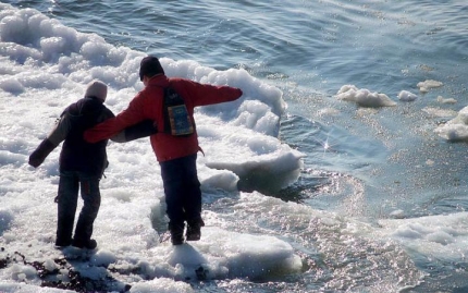 В Астрахани двое подростков вытащили из ледяной воды тонущих детей