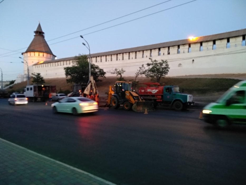 В центре Астрахани начались коммунальные работы на свежеотремонтированной дороге