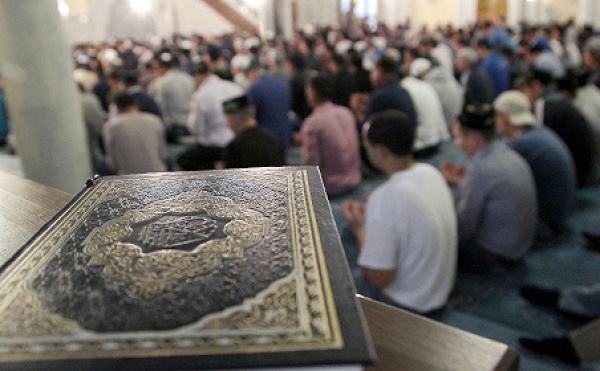 Астраханские мусульмане отмечают праздник - Ураза-Байрам