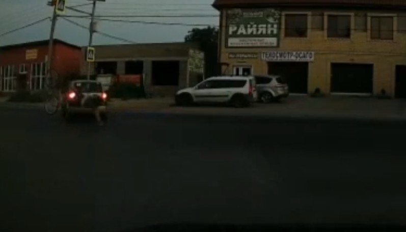 В Астрахани молодой велосипедист впечатался в иномарку. ВИДЕО
