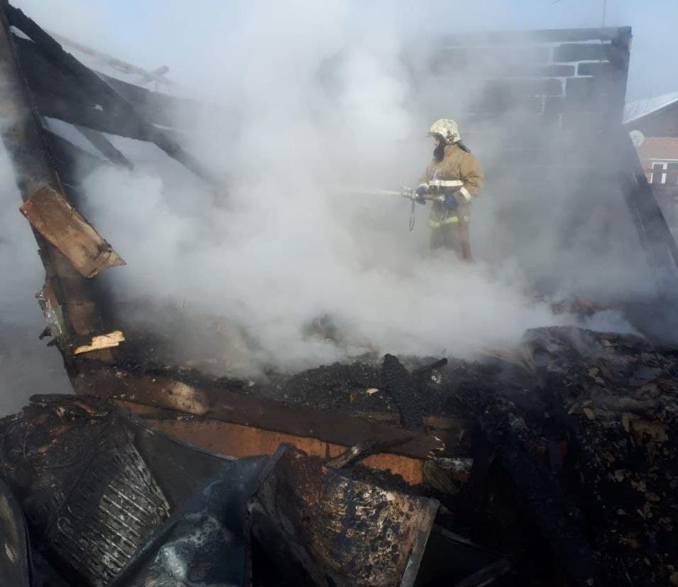 Бинго! Полный набор: за сутки в Астрахани сгорели дом, сарай, подъезд и баня