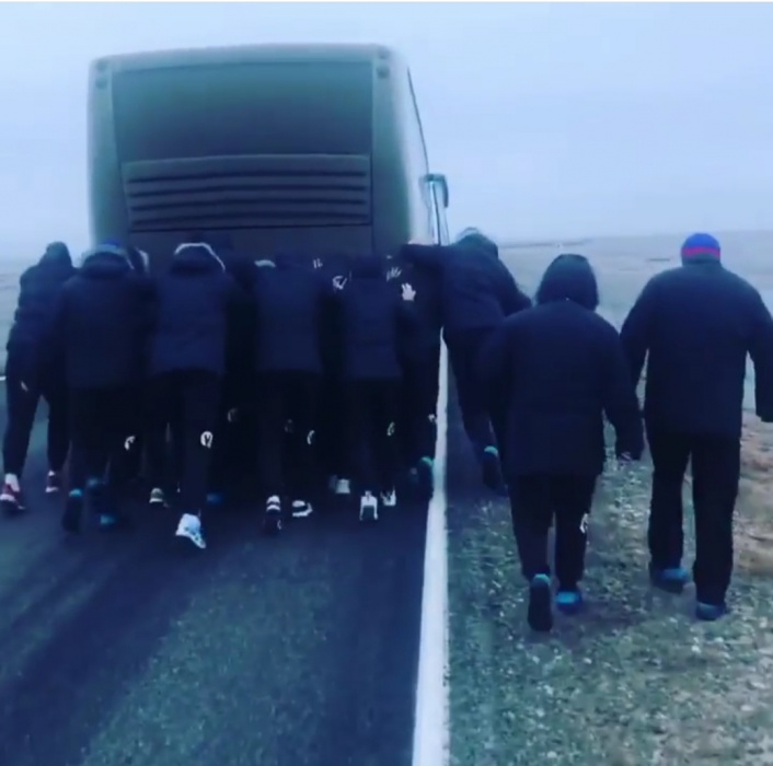 Астраханские гандболисты отметили проигрыш толканием автобуса в степи: видео кармы