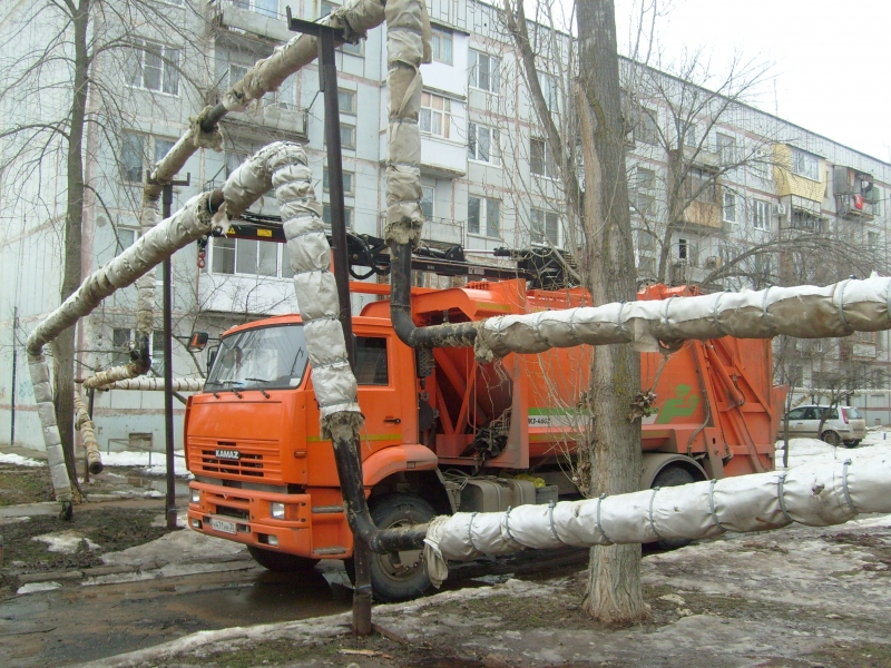 Под Астраханью мусоровоз протаранил трубу теплотрассы: 225 квартир остались без горячей воды