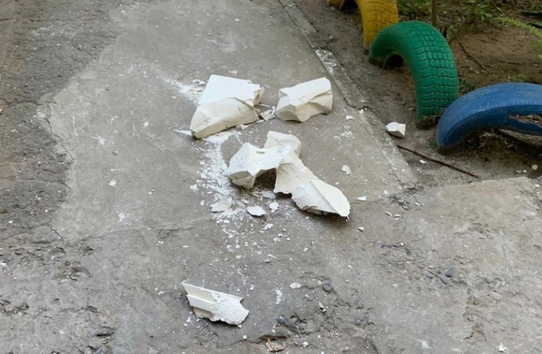 Рабочие во время ремонта выбросили с балкона стройматериалы на голову астраханке