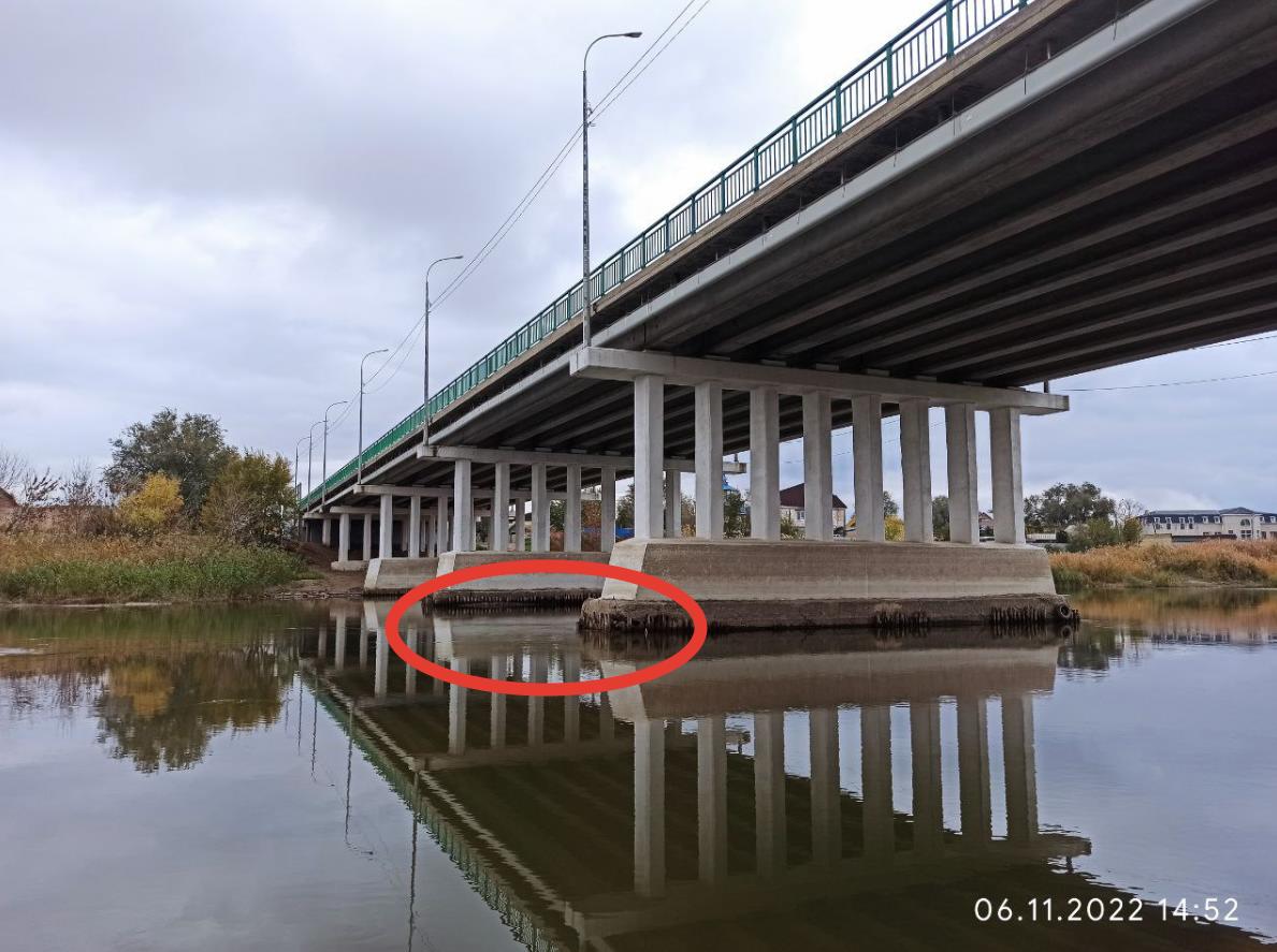 У Милицейского моста что-то опасно баламутит воду, жители подозревают фекальный фонтан