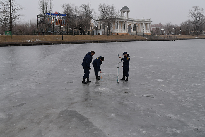 Лёд на Лебедином озере в Астрахани стал тоньше