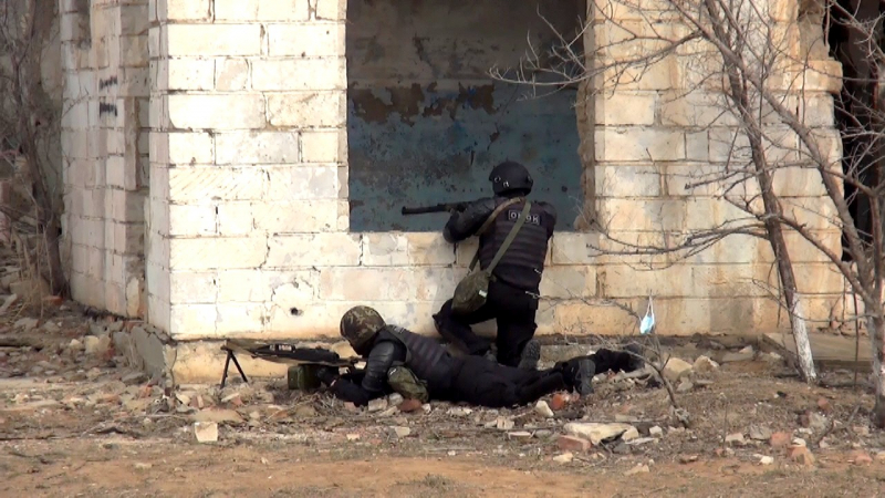 Под Астраханью на глазах у Игоря Бабушкина неизвестные "захватили" здание и маршрутку: видео