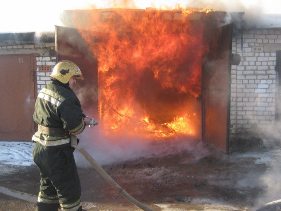В Астрахани из-за неосторожности сгорели гаражи
