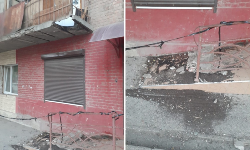 У входа в астраханский магазин упал кусок балкона
