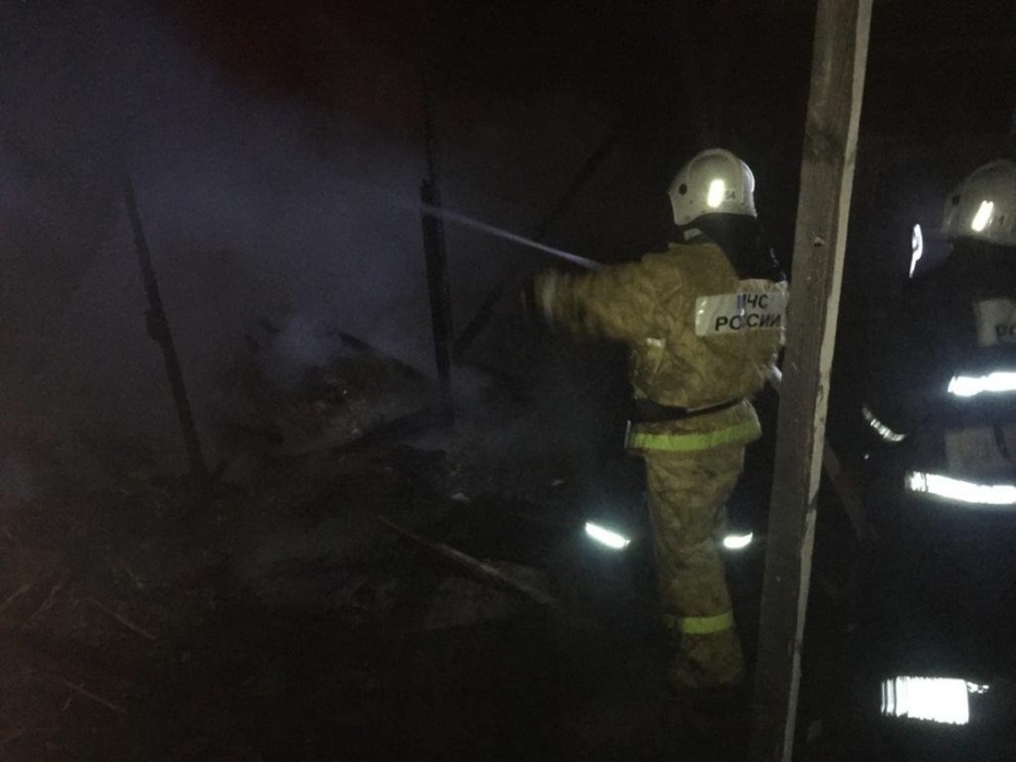 Крупный пожар в астраханском селе: эвакуированы 11 человек