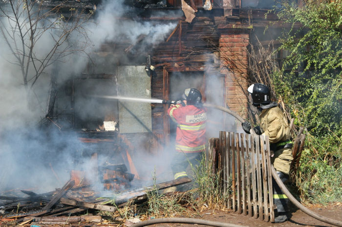 На Бакинской в Астрахани сгорел дом
