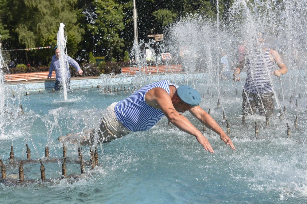 На День ВДВ в Астрахани в фонтанах не искупаешься