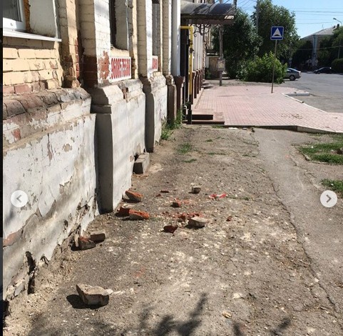 В центре Астрахани с дома обрушилась кирпичная кладка