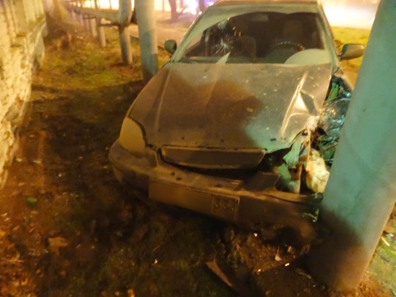 В Астрахани иномарка врезалась в опору теплотрассы