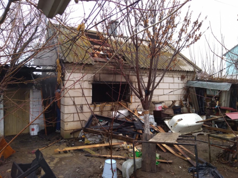 В Астрахани в один день сгорели баня, окно и раздевалка