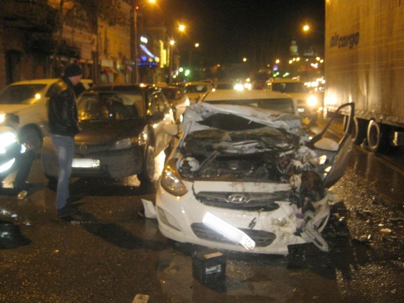 В Астрахани иномарка врезалась в бортовую «Газель»: виновник аварии был ранее лишен прав 