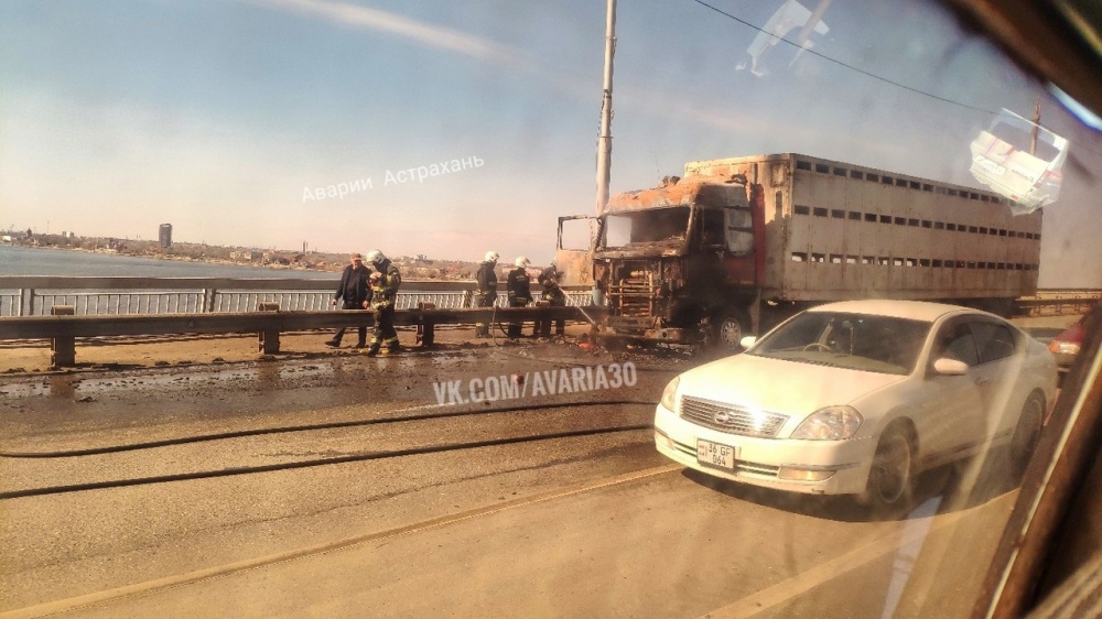 Кадры и причина самовозгорания МАЗа на Новом мосту в Астрахани