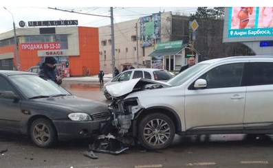 В Астрахани внедорожник Mitsubishi столкнулся с KIA
