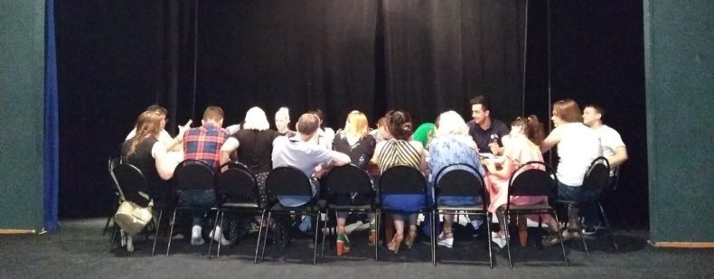 ТЮЗ просит астраханцев принести стулья