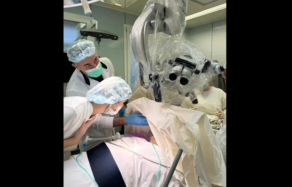 Астраханку разбудили во время операции на мозге