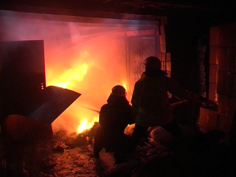Четыре гаража и машина сгорели в Ахтубинске
