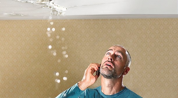 В Астрахани из-за потекшей крыши многоэтажки затопило одну из квартир