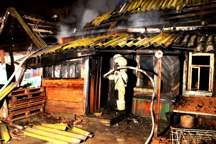 Ночью в Астраханской области два сельских пожара тушили по полтора часа