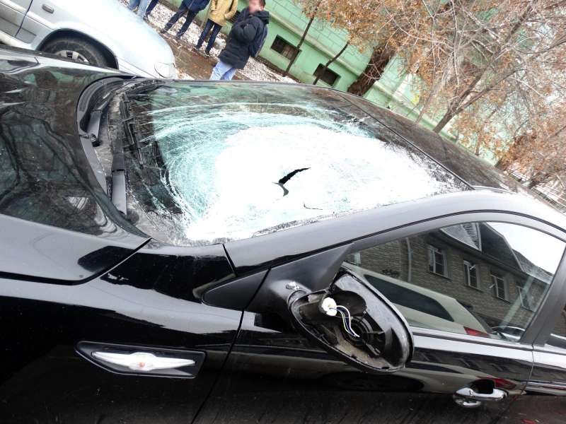 В центре Астрахани иномарка сбила парня: от удара его отбросило на припаркованные авто