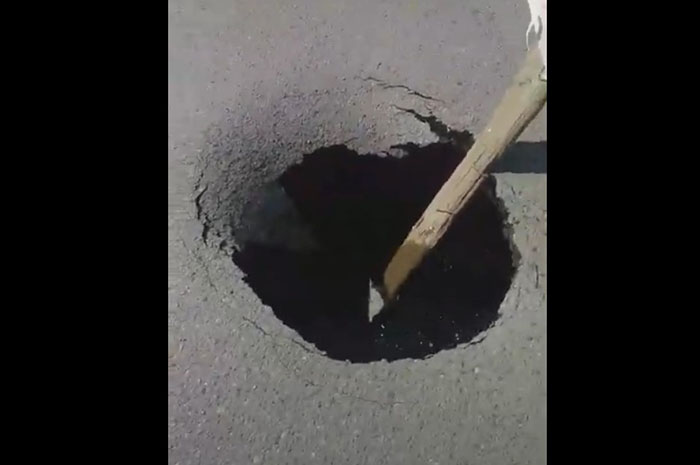 В Астрахани обнаружили опасный провал на дороге