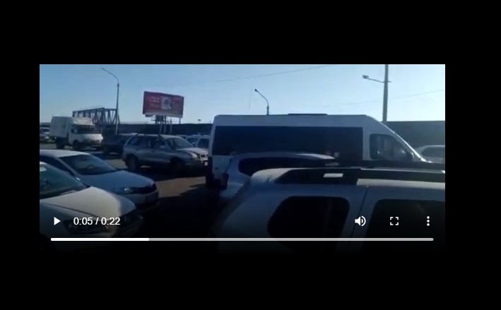 В Астрахани на видео попала многокилометровая пробка из-за срочного ремонта на Старом мосту