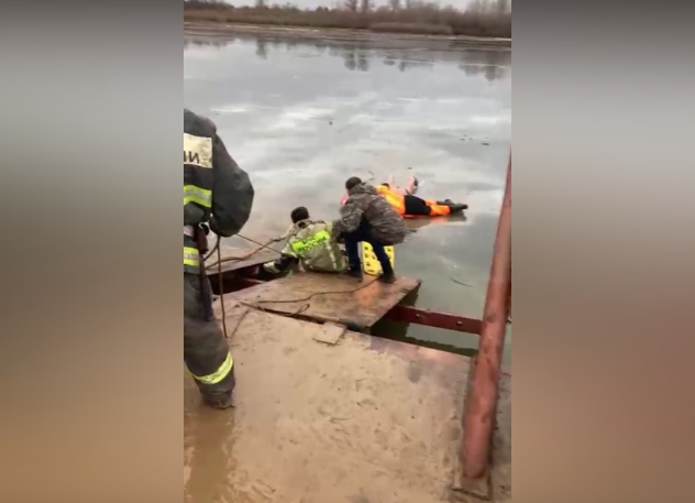 Три астраханца провалились под лёд при попытке перейти реку